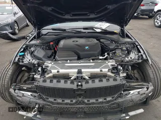 2022 BMW 3 Series 330i z VIN 3MW5R1J01N8C33802, wystawiony jako IAAI lot #41856666 z przebiegiem 41 095 mil mil oraz . Historia ofert i sprzedaży dostępna na DreamBid. Obrazek 10.