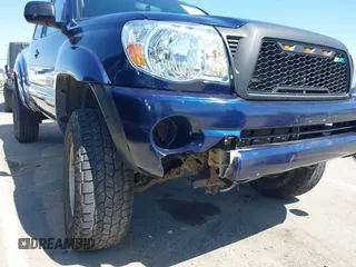 2005 Toyota Tacoma z VIN 5TEUU42N25Z099188, wystawiony jako IAAI lot #42179039 z przebiegiem 147 058 mil mil oraz . Historia ofert i sprzedaży dostępna na DreamBid. Obrazek 6.
