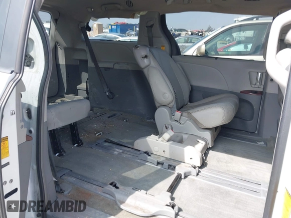 2014 Toyota Sienna XLE z VIN 5TDYK3DC7ES461445, wystawiony jako IAAI lot #42003360 z przebiegiem 153 404 mil mil oraz . Historia ofert i sprzedaży dostępna na DreamBid. Obrazek 8.