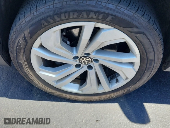 2023 Volkswagen Atlas SE z VIN 1V2HR2CA5PC526012, wystawiony jako IAAI lot #42796408 z przebiegiem 41 216 mil mil oraz . Historia ofert i sprzedaży dostępna na DreamBid. Obrazek 4.