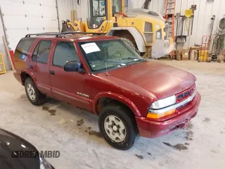 2003 Chevrolet Blazer LS z VIN 1GNDT13X03K175789, wystawiony jako IAAI lot #42166503 z przebiegiem 302 661 mil mil oraz . Historia ofert i sprzedaży dostępna na DreamBid. Obrazek 1.