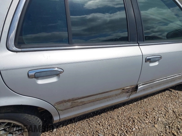 2002 Mercury Grand Marquis GS z VIN 2MEFM74W92X607734, wystawiony jako IAAI lot #42413400 z przebiegiem 209 565 mil mil oraz . Historia ofert i sprzedaży dostępna na DreamBid. Obrazek 6.
