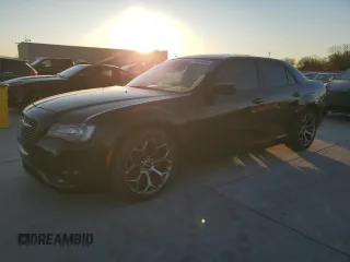 2018 Chrysler 300 S z VIN 2C3CCABG1JH214288, wystawiony jako Copart lot #49649895 z przebiegiem 112 521 mil mil oraz Czysty tytuł • Clean title. Historia ofert i sprzedaży dostępna na DreamBid. Obrazek 1.