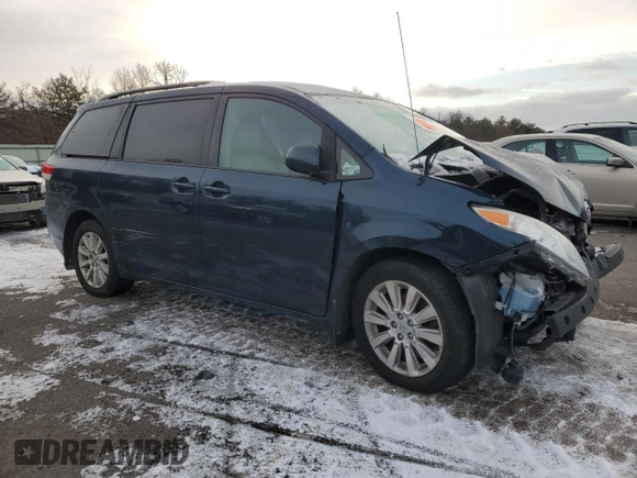 2011 Toyota Sienna XLE z VIN 5TDDK3DC2BS023443, wystawiony jako Copart lot #88552205 z przebiegiem Nie podano mil oraz Nie do naprawy • Non repairable. Historia ofert i sprzedaży dostępna na DreamBid. Obrazek 4.