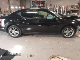 2014 Dodge Avenger SXT z VIN 1C3CDZCB3EN156146, wystawiony jako IAAI lot #42000054 z przebiegiem 149 166 mil mil oraz . Historia ofert i sprzedaży dostępna na DreamBid. Obrazek 13.