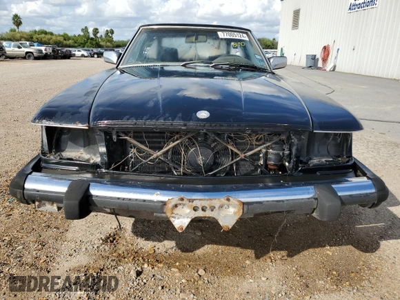 1982 Mercedes-Benz 380 SL z VIN WDBBA45A0CB015197, wystawiony jako Copart lot #77005124 z przebiegiem 96 588 mil mil oraz Czysty tytuł • Clean title. Historia ofert i sprzedaży dostępna na DreamBid. Obrazek 5.