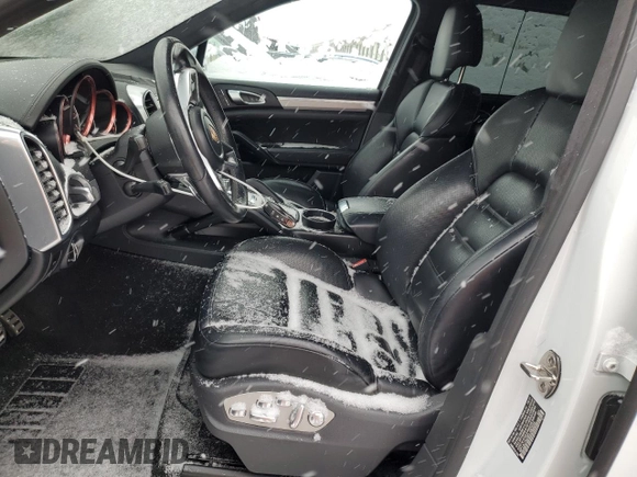 2015 Porsche Cayenne Turbo z VIN WP1AC2A28FLA80645, wystawiony jako Copart lot #45546165 z przebiegiem 105 952 mil mil oraz Szkoda całkowita • Salvage title. Historia ofert i sprzedaży dostępna na DreamBid. Obrazek 7.
