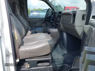 2005 Chevrolet Express Cargo z VIN 1GCFG15X351177337, wystawiony jako IAAI lot #42797099 z przebiegiem 213 881 mil mil oraz . Historia ofert i sprzedaży dostępna na DreamBid. Obrazek 5.
