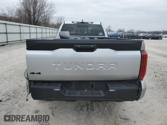 2024 Toyota Tundra z VIN 5TFKB5GD3RX002628, wystawiony jako Copart lot #43646195 z przebiegiem 17 559 mil mil oraz Czysty tytuł • Clean title. Historia ofert i sprzedaży dostępna na DreamBid. Obrazek 6.
