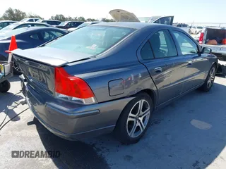 2006 Volvo S60 2.4L Turbo with VIN YV1RS547662555872, listed as a IAAI auction lot 41725749 with 137,641 mi miles. Bid and sale history available at carsss.com. Image 4.