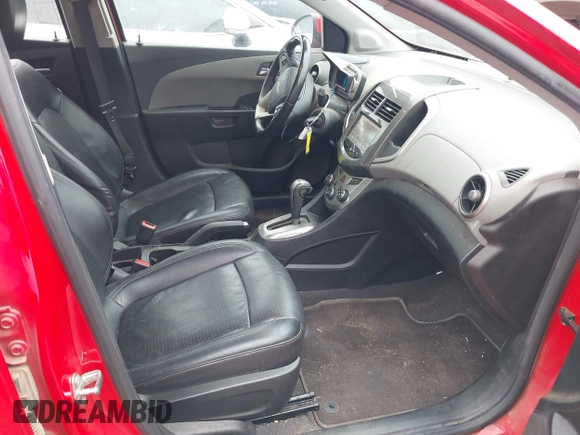 2015 Chevrolet Sonic LTZ z VIN 1G1JE6SB7F4198089, wystawiony jako IAAI lot #41150037 z przebiegiem 123 568 mil mil oraz . Historia ofert i sprzedaży dostępna na DreamBid. Obrazek 5.