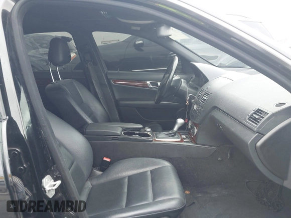 2011 Mercedes-Benz C 300 Sport z VIN WDDGF5EB1BA472313, wystawiony jako IAAI lot #42393658 z przebiegiem 161 373 mil mil oraz . Historia ofert i sprzedaży dostępna na DreamBid. Obrazek 5.