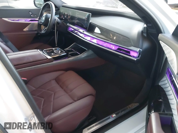 2023 BMW i7 xDrive60 z VIN WBY53EJ06PCN64039, wystawiony jako IAAI lot #40752159 z przebiegiem 8837 mil mil oraz . Historia ofert i sprzedaży dostępna na DreamBid. Obrazek 5.
