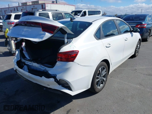 2023 Kia Forte LXS z VIN 3KPF24AD3PE599829, wystawiony jako IAAI lot #41740903 z przebiegiem 20 548 mil mil oraz . Historia ofert i sprzedaży dostępna na DreamBid. Obrazek 4.
