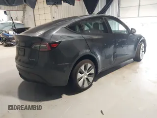 2024 Tesla Model Y Long Range z VIN 7SAYGDEEXRA226636, wystawiony jako IAAI lot #41622144 z przebiegiem 8 908 mil mil oraz . Historia ofert i sprzedaży dostępna na DreamBid. Obrazek 4.