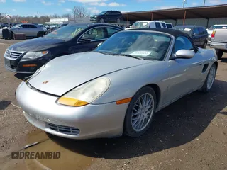 1999 Porsche Boxster z VIN WP0CA2989XU627152, wystawiony jako IAAI lot #41805432 z przebiegiem 112 380 mil mil oraz . Historia ofert i sprzedaży dostępna na DreamBid. Obrazek 2.