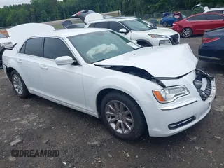 2014 Chrysler 300 z VIN 2C3CCAAG3EH355676, wystawiony jako IAAI lot #42345904 z przebiegiem 181 625 mil mil oraz . Historia ofert i sprzedaży dostępna na DreamBid. Obrazek 1.