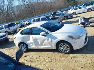 2016 Scion iA z VIN 3MYDLBZV6GY119076, wystawiony jako IAAI lot #41282871 z przebiegiem Nie podano mil oraz . Historia ofert i sprzedaży dostępna na DreamBid. Obrazek 12.