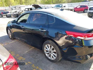 2016 Kia Optima EX z VIN 5XXGU4L35GG066083, wystawiony jako IAAI lot #41828804 z przebiegiem 112 396 mil mil oraz . Historia ofert i sprzedaży dostępna na DreamBid. Obrazek 14.