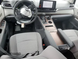 2024 Toyota Sienna LE z VIN 5TDKSKFC9RS150229, wystawiony jako Copart lot #54829595 z przebiegiem 12 384 mil mil oraz Szkoda całkowita • Salvage title. Historia ofert i sprzedaży dostępna na DreamBid. Obrazek 8.