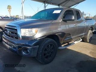 2011 Toyota Tundra z VIN 5TFRM5F15BX028699, wystawiony jako IAAI lot #41921139 z przebiegiem 147 811 mil mil oraz . Historia ofert i sprzedaży dostępna na DreamBid. Obrazek 2.