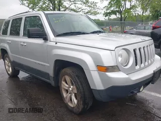2012 Jeep Patriot Latitude z VIN 1C4NJRFB1CD599763, wystawiony jako IAAI lot #42254875 z przebiegiem 109 565 mil mil oraz . Historia ofert i sprzedaży dostępna na DreamBid. Obrazek 1.