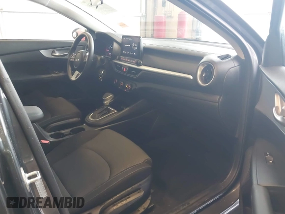 2024 Kia Forte LXS z VIN 3KPF24AD9RE827562, wystawiony jako IAAI lot #41943586 z przebiegiem 9 034 mil mil oraz . Historia ofert i sprzedaży dostępna na DreamBid. Obrazek 5.