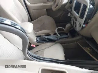 2006 Ford Escape XLT z VIN 1FMCU93126KB09191, wystawiony jako IAAI lot #41700899 z przebiegiem 123 345 mil mil oraz . Historia ofert i sprzedaży dostępna na DreamBid. Obrazek 5.
