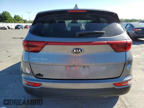 2018 Kia Sportage LX z VIN KNDPMCAC8J7330264, wystawiony jako Copart lot #61582275 z przebiegiem 93 201 mil mil oraz Czysty tytuł • Clean title. Historia ofert i sprzedaży dostępna na DreamBid. Obrazek 6.
