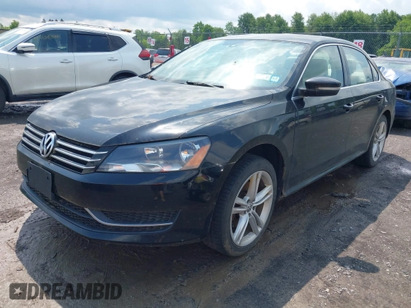 2014 Volkswagen Passat SE z VIN 1VWBT7A38EC039956, wystawiony jako IAAI lot #42479286 z przebiegiem 157 579 mil mil oraz . Historia ofert i sprzedaży dostępna na DreamBid. Obrazek 2.