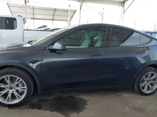 2024 Tesla Model Y Long Range z VIN 7SAYGDEE2RF069588, wystawiony jako IAAI lot #42024180 z przebiegiem 13 230 mil mil oraz . Historia ofert i sprzedaży dostępna na DreamBid. Obrazek 14.