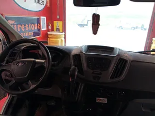 2016 Ford Transit Cargo z VIN 1FTYE1YM4GKA89538, wystawiony jako IAAI lot #42679120 z przebiegiem 223 958 mil mil oraz . Historia ofert i sprzedaży dostępna na DreamBid. Obrazek 21.