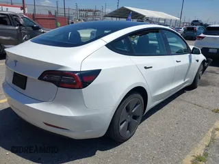 2022 Tesla Model 3 z VIN 5YJ3E1EA6NF332281, wystawiony jako IAAI lot #42198946 z przebiegiem 54 220 mil mil oraz . Historia ofert i sprzedaży dostępna na DreamBid. Obrazek 4.