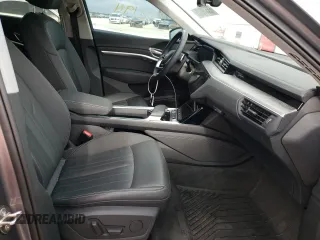 2021 Audi e-tron Premium z VIN WA1AAAGE4MB031782, wystawiony jako Copart lot #65578012 z przebiegiem 21 981 mil mil oraz . Historia ofert i sprzedaży dostępna na DreamBid. Obrazek 5.