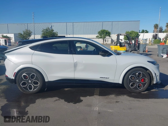 2023 Ford Mustang Mach-E GT z VIN 3FMTK4SE4PMA54704, wystawiony jako IAAI lot #42163871 z przebiegiem 67 987 mil mil oraz . Historia ofert i sprzedaży dostępna na DreamBid. Obrazek 13.