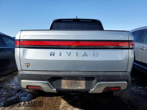 2023 Rivian R1T Adventure z VIN 7FCTGAAA5PN017311, wystawiony jako Copart lot #42523755 z przebiegiem 35 039 mil mil oraz Szkody całkowita. Historia ofert i sprzedaży dostępna na DreamBid. Obrazek 6.
