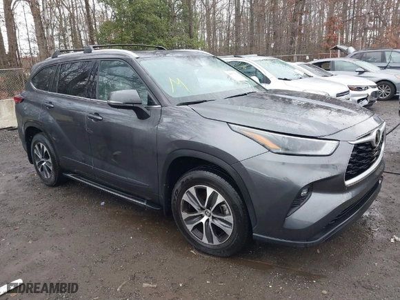 2022 Toyota Highlander XLE with VIN 5TDGZRBH3NS589352, listed as a IAAI auction lot 40977172 with 1 mi miles. Bid and sale history available at carsss.com. Image 1.
