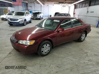 2000 Toyota Camry CE z VIN JT2BG28K7Y0469953, wystawiony jako Copart lot #57017585 z przebiegiem 82 143 mil mil oraz Czysty tytuł • Clean title. Historia ofert i sprzedaży dostępna na DreamBid. Obrazek 1.