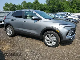 2024 Buick Encore GX Preferred z VIN KL4AMCSL5RB195669, wystawiony jako Copart lot #60622465 z przebiegiem 2 899 mil mil oraz Szkoda całkowita • Salvage title. Historia ofert i sprzedaży dostępna na DreamBid. Obrazek 4.