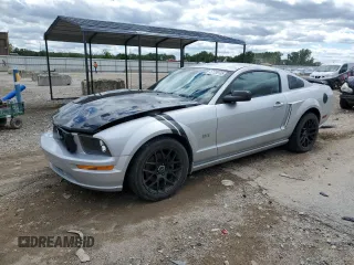 2006 Ford Mustang GT Deluxe z VIN 1ZVFT82H665205379, wystawiony jako Copart lot #57790135 z przebiegiem 193 607 mil mil oraz Szkoda całkowita • Salvage title. Historia ofert i sprzedaży dostępna na DreamBid. Obrazek 1.