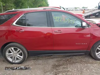 2018 Chevrolet Equinox Premier z VIN 2GNAXMEV3J6329268, wystawiony jako IAAI lot #42240907 z przebiegiem 61 487 mil mil oraz . Historia ofert i sprzedaży dostępna na DreamBid. Obrazek 13.