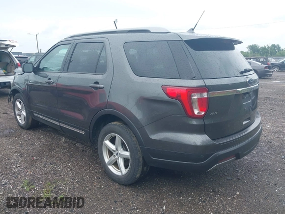 2019 Ford Explorer XLT z VIN 1FM5K7D89KGA50572, wystawiony jako IAAI lot #42551992 z przebiegiem 73 532 mil mil oraz . Historia ofert i sprzedaży dostępna na DreamBid. Obrazek 3.
