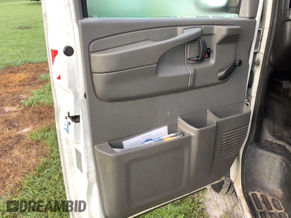 2013 Chevrolet Express Cargo z VIN 1GCSGAFX0D1173242, wystawiony jako IAAI lot #42792060 z przebiegiem 263 409 mil mil oraz . Historia ofert i sprzedaży dostępna na DreamBid. Obrazek 18.
