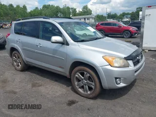 2010 Toyota RAV4 Sport z VIN JTMRF4DVXA5034485, wystawiony jako IAAI lot #42670645 z przebiegiem 223 270 mil mil oraz . Historia ofert i sprzedaży dostępna na DreamBid. Obrazek 1.