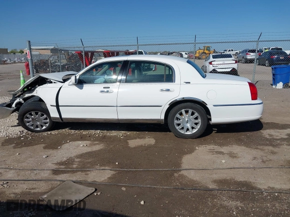 2007 Lincoln Town Car Signature Limited z VIN 1LNHM82V67Y630711, wystawiony jako IAAI lot #41997932 z przebiegiem 177 420 mil mil oraz . Historia ofert i sprzedaży dostępna na DreamBid. Obrazek 14.