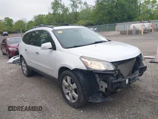 2016 Chevrolet Traverse LTZ z VIN 1GNKVJKD5GJ225574, wystawiony jako IAAI lot #42222547 z przebiegiem 137 571 mil mil oraz . Historia ofert i sprzedaży dostępna na DreamBid. Obrazek 1.