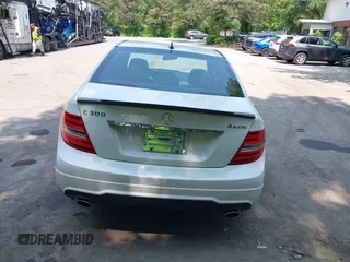 2012 Mercedes-Benz C 300 Sport с VIN WDDGF8BB7CR212099, выставлен на аукционе IAAI как лот 42411121 с пробегом 202 811 миль миль и . История ставок и продаж доступна на DreamBid. Изображение 16.