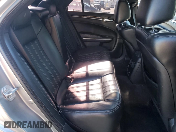 2018 Chrysler 300 S z VIN 2C3CCAGG8JH267272, wystawiony jako Copart lot #49331875 z przebiegiem 70 691 mil mil oraz Szkoda całkowita • Salvage title. Historia ofert i sprzedaży dostępna na DreamBid. Obrazek 10.