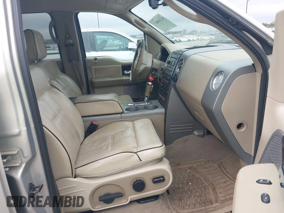 2006 Lincoln Mark LT with VIN 5LTPW185X6FJ17249, listed as a IAAI auction lot 42146867 with 1 mi miles. Bid and sale history available at carsss.com. Image 5.