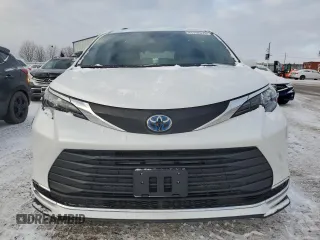 2024 Toyota Sienna LE with VIN 5TDGRKEC8RS223433, listed as a Copart auction lot 41752075 with 9,252 mi miles and Clean Title. Bid and sale history available at carsss.com. Image 5.